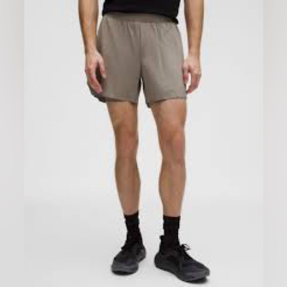 lululemon athletica Men's Gray Athletic ShortsA564